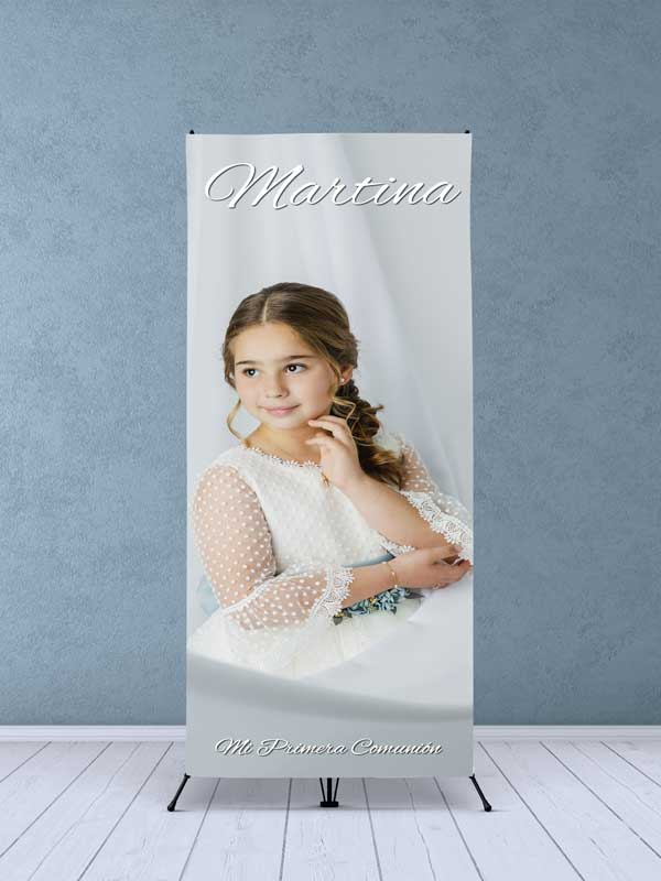 Cartel de una niña con vestido de comunión