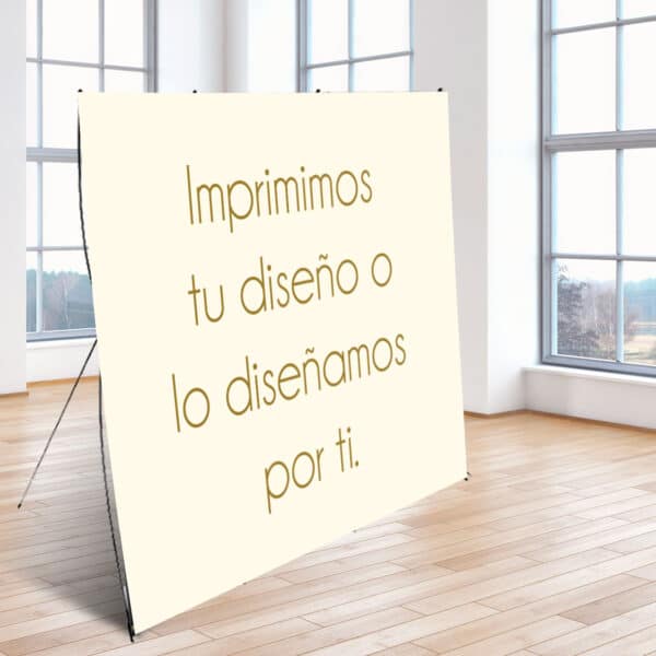 Photocall con soporte Xbanner ideal para celebraciones, en el que puedes imprimir tu diseño