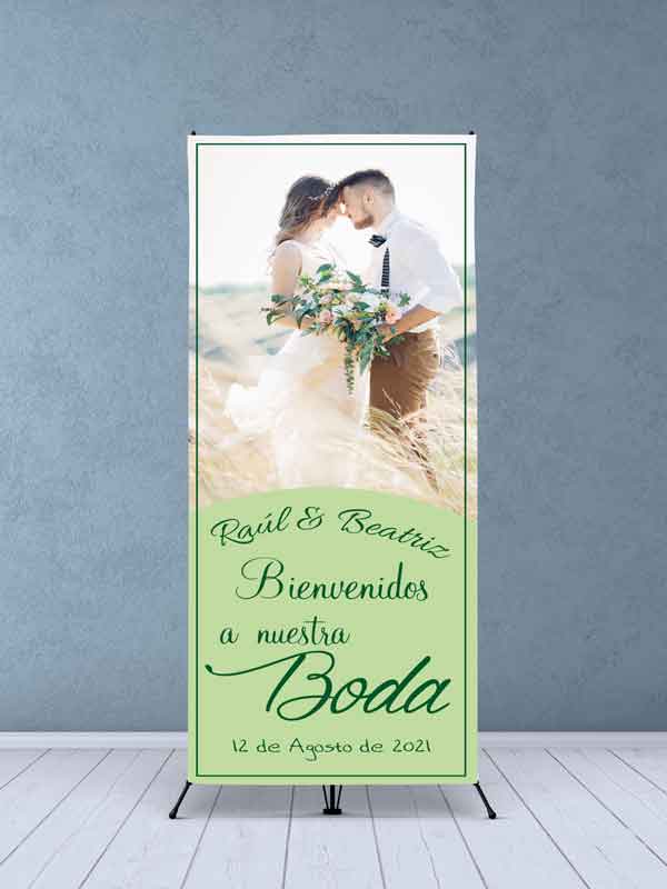 Cartel de bienvenida para bodas con imagen de novios y texto