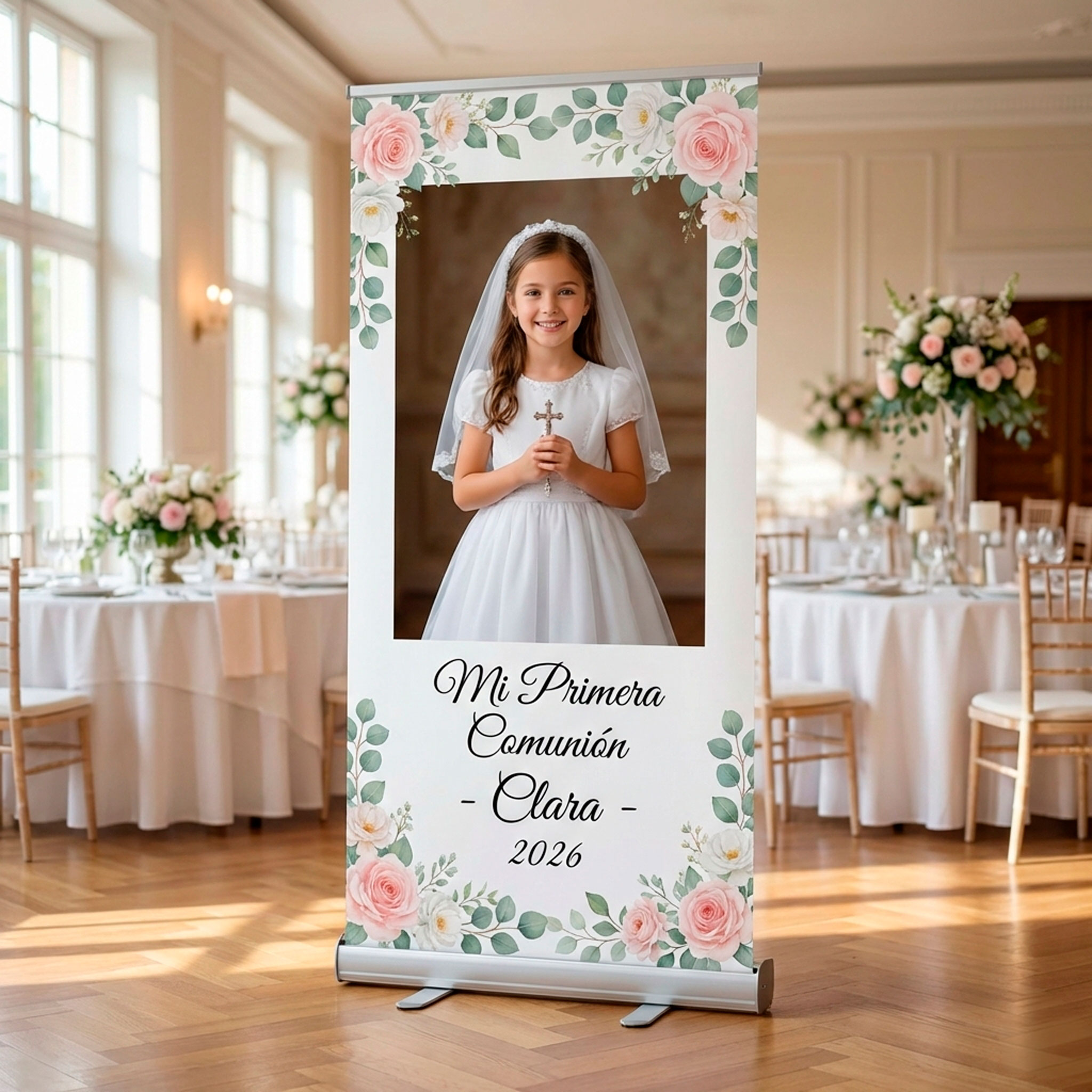 Photocall Comunión XXL (Soporte Autoenrollable) | Fondo para Fotos y Mesa Dulce (Hasta 2x2m) Photocall de comunión enrollable de 120x200 cm con foto de niña. Tamaño ideal para decorar la entrada o fotos individuales con amplitud.