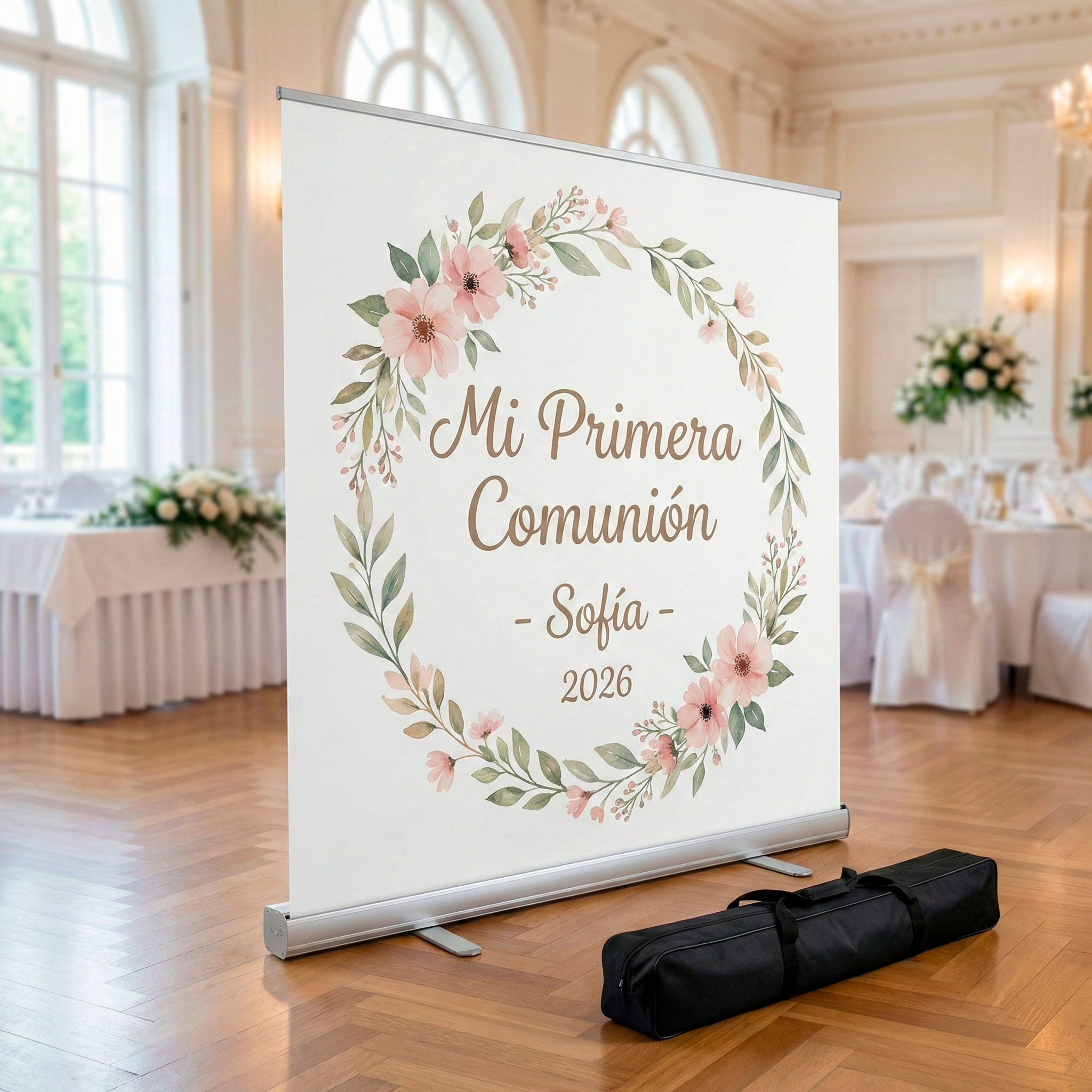Photocall Comunión XXL (Soporte Autoenrollable) | Fondo para Fotos y Mesa Dulce (Hasta 2x2m) Photocall comunión enrollable XXL con diseño de corona floral y nombre personalizado, montado en salón de banquetes con bolsa de transporte incluida.
