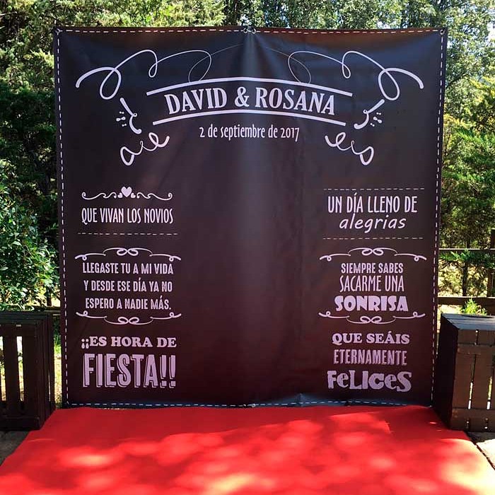 Photocall de boda montado al aire libre en la celebración, con alfombra roja delante