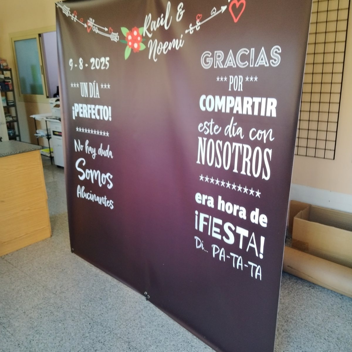 Photocall de boda con la plantilla Pizarra Botánica, impreso y montado en nuestro taller