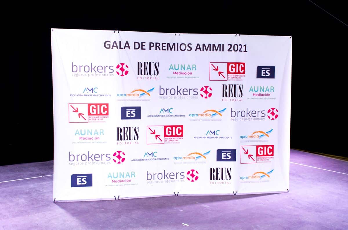 Photocall personalizado de 300x200 cm con logos de patrocinadores, montado sobre el escenario en una gala de entrega de premios